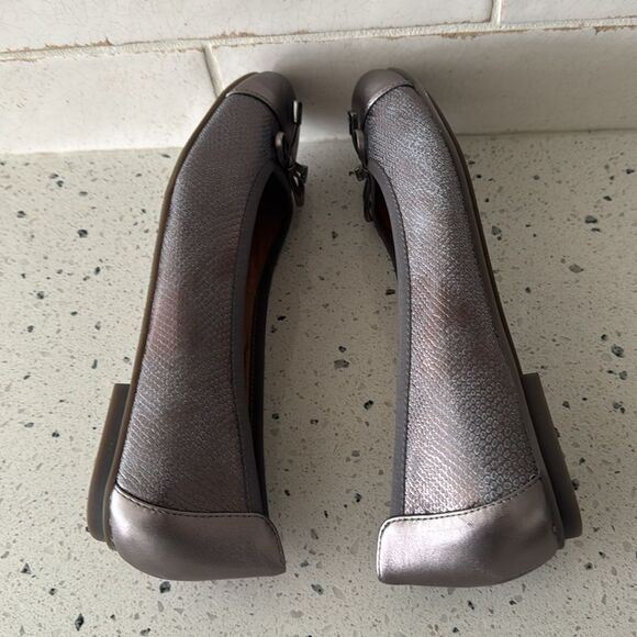 Vionic Silver Flats with Bow Detail - Picture 4 of 12